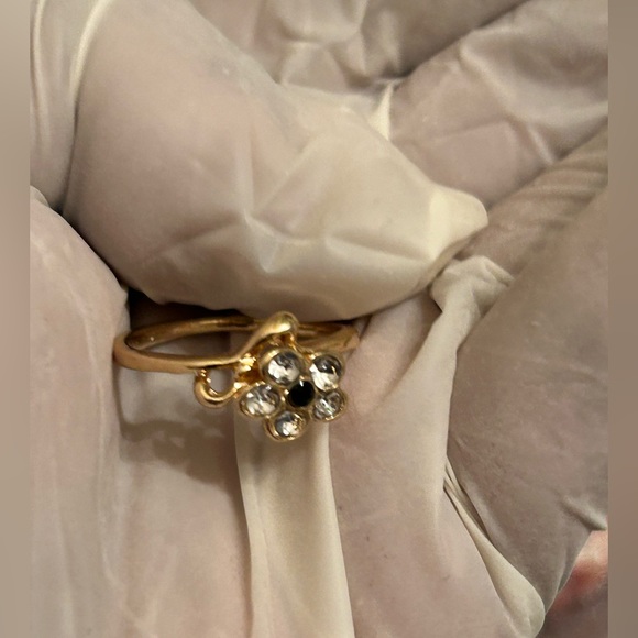 Flower shaped gold plated ring - Picture 1 of 3